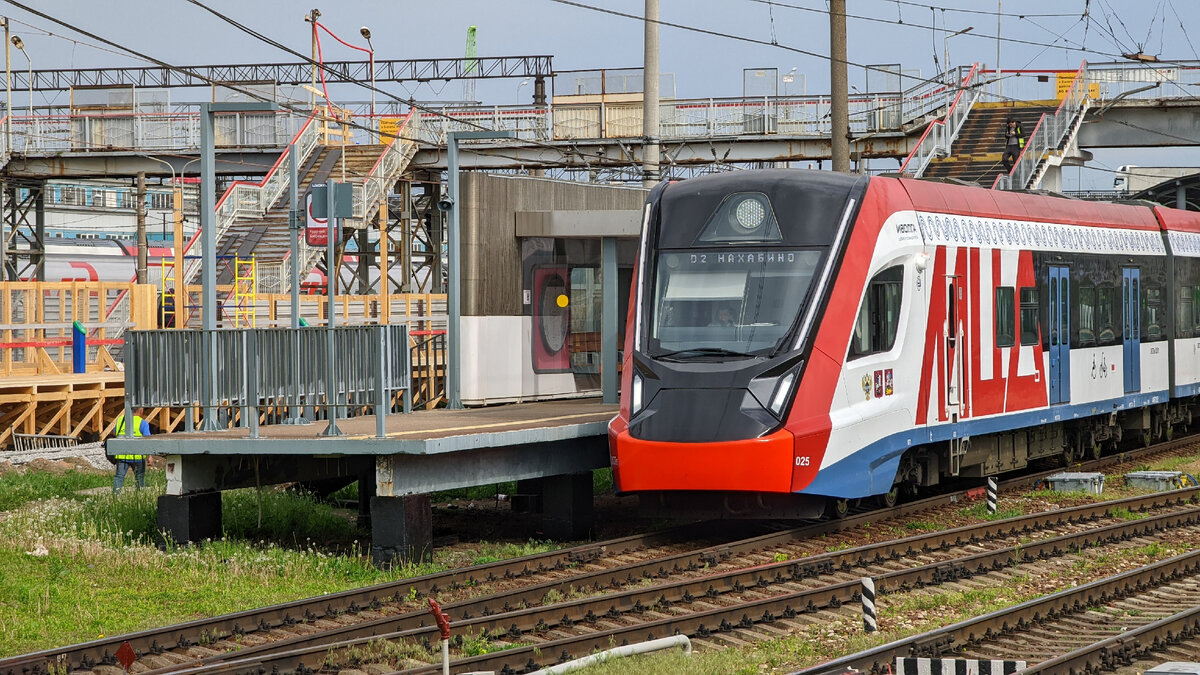 Поезд Иволга на станции Рижская МЦД2