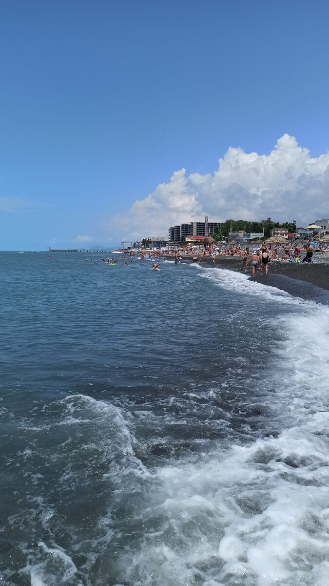 Волны теплого моря последнего дня отдыха 