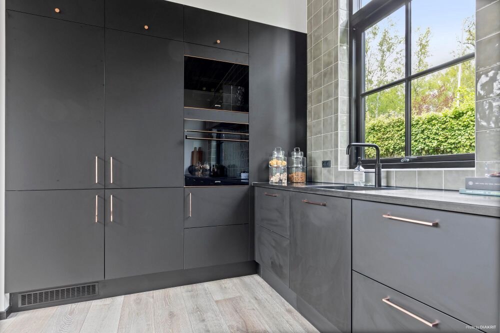 Стильный каркасный дом 128 м²: плоская кровля, большая терраса-столовая ...