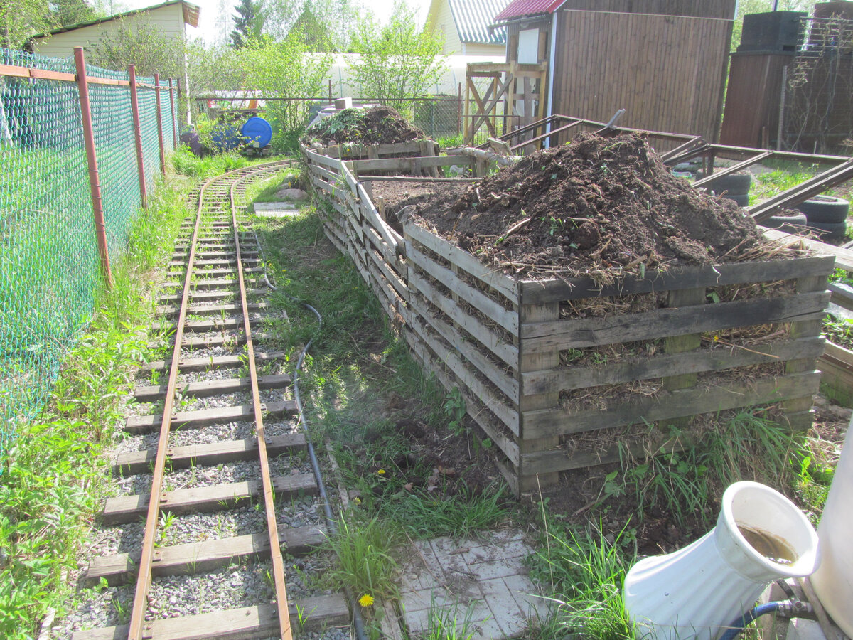 Полустанок "Компостный". Компостная куча длиной 6 метров, высотой и шириной по 1 метру.