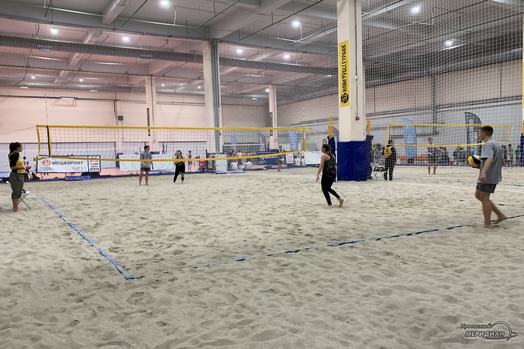 Игровой центр «HONEY VOLLEY PARK». Площадка пляжного волейбола.