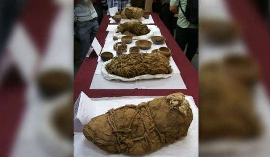 Артефакты и детские мумии, найденные в археологическом комплексе Кахамаркилья в Перу.