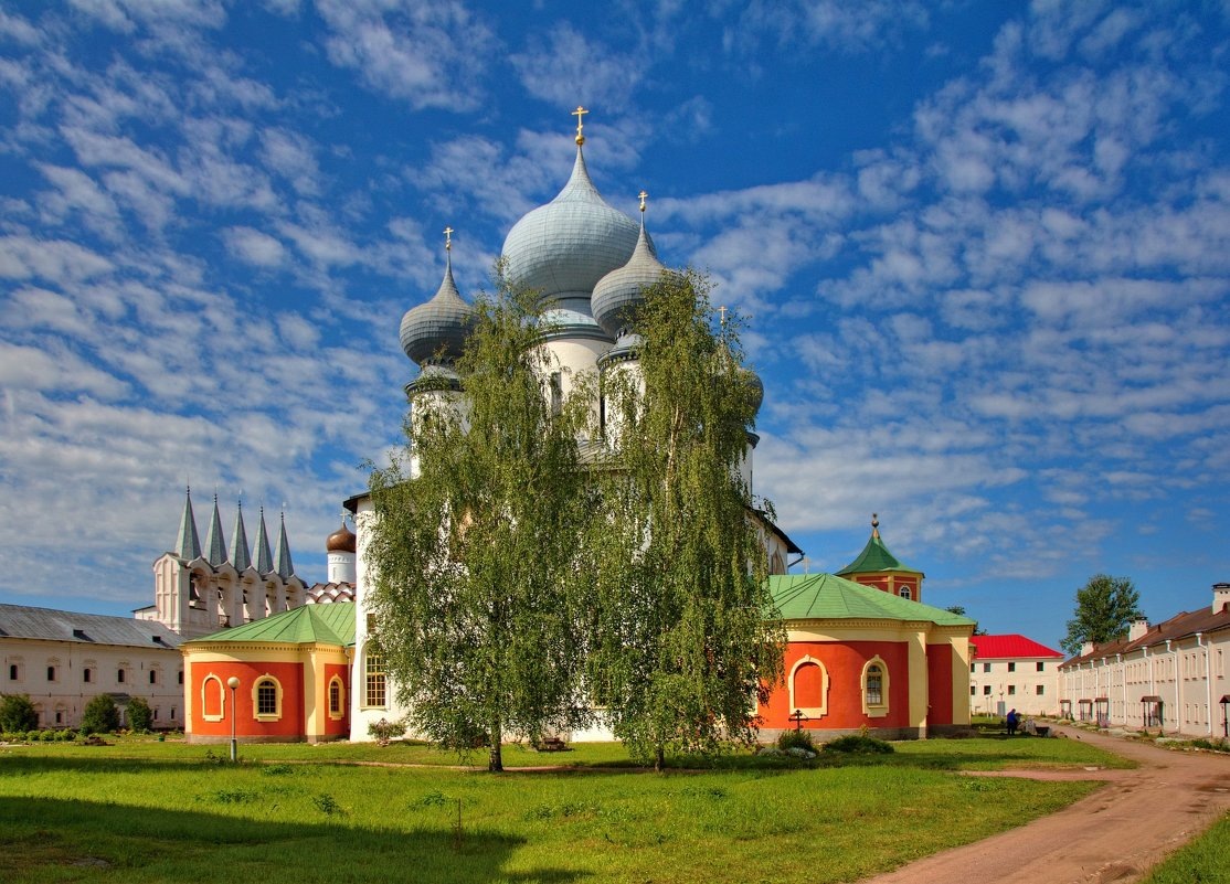 Современное фото Тихвинского Успенского монастыря