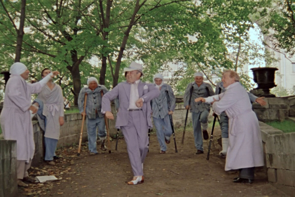 Кадр из кинофильма "Покровские ворота"