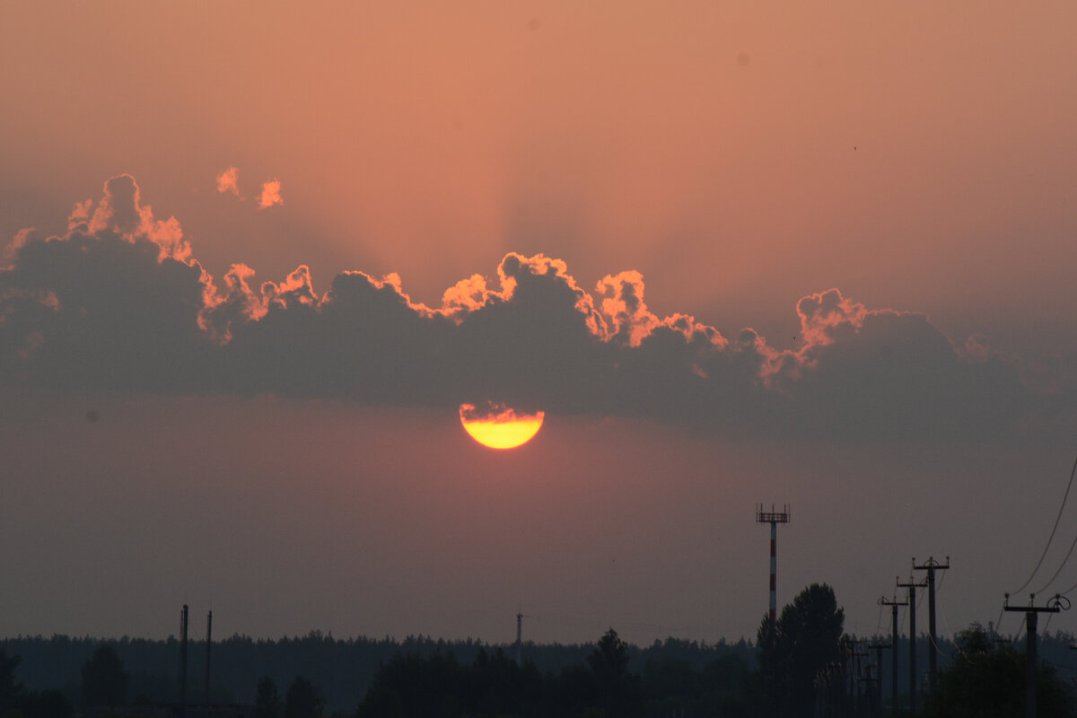 В этот вечер был необычный закат. Жара создает на небе под вечер необычные картины