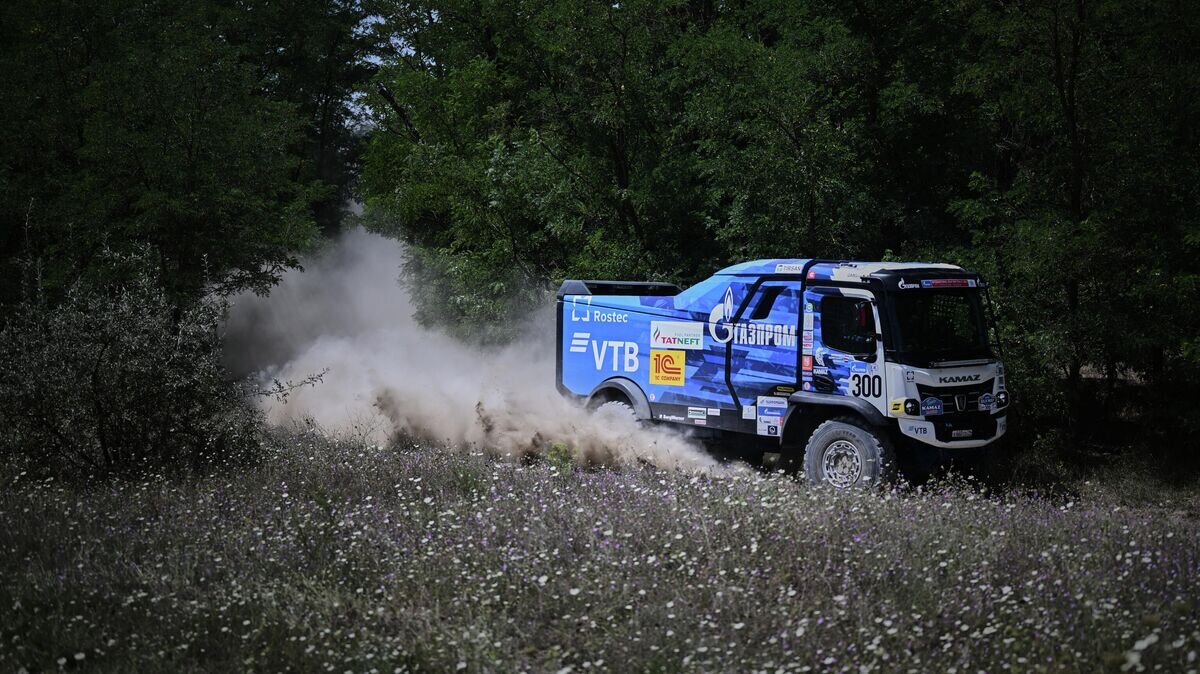    Экипаж команды KAMAZ-Master в составе Дмитрия Сотникова и Руслана Ахмадеева© РИА Новости / Владимир Астапкович