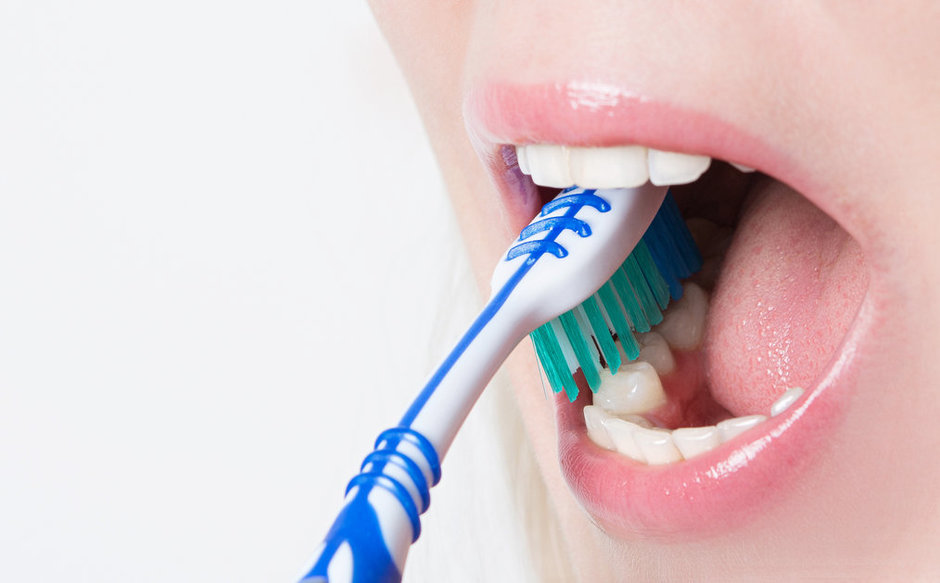 Чистка зубов в нижнем. Чистка зубов щеткой. Чистка зубов зубной щеткой. Зубы гигиена полости рта. Стоматолог чистка зубов щеткой.