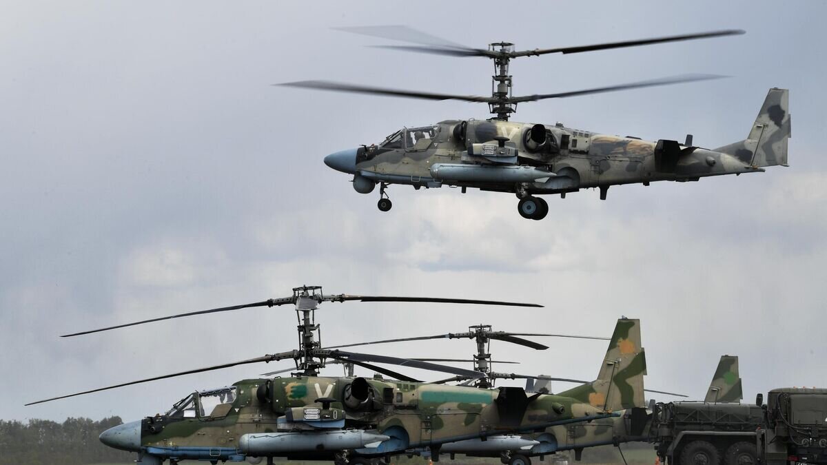    Ударные вертолеты Ка-52 ВКС России, задействованные в специальной военной операции на Харьковском направлении, на полевом аэродроме© РИА Новости / РИА Новости