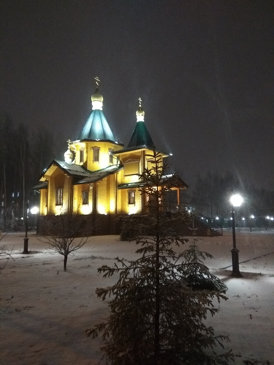 А по ночам включатся подсветка, которая не позволяет рассмотреть того самого забора больницы((