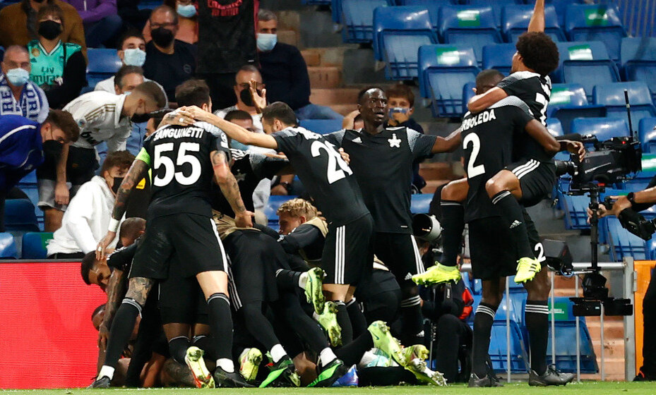    Игроки тираспольского «Шерифа» празднуют успех в матче Лиги чемпионов против «Реала». Фото: Reuters