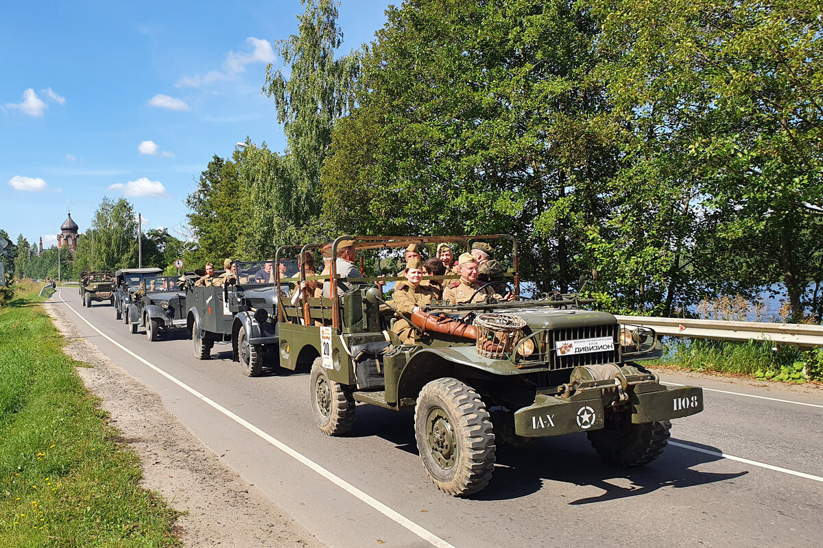 Длинные колонны классической военной техники в России постепенно перестают быть огромной редкостью. Что есть хорошо.