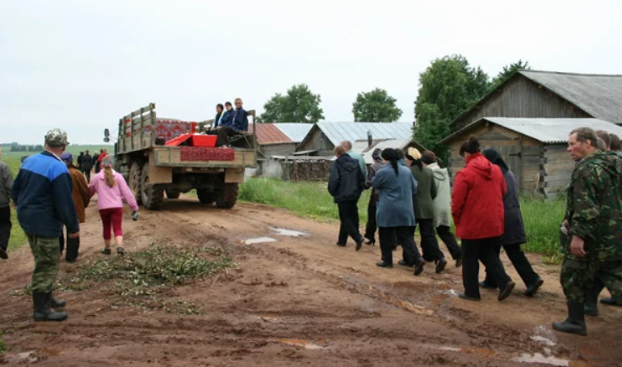 Похороны в деревне фото Ночью пришло сообщение, что моя мать мертва! Но, приехав в деревню на похороны, 