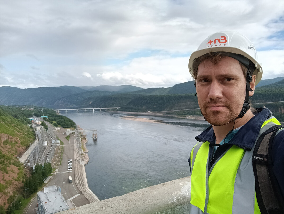 На гребне Красноярской ГЭС. Высота плотины более 120 метров.