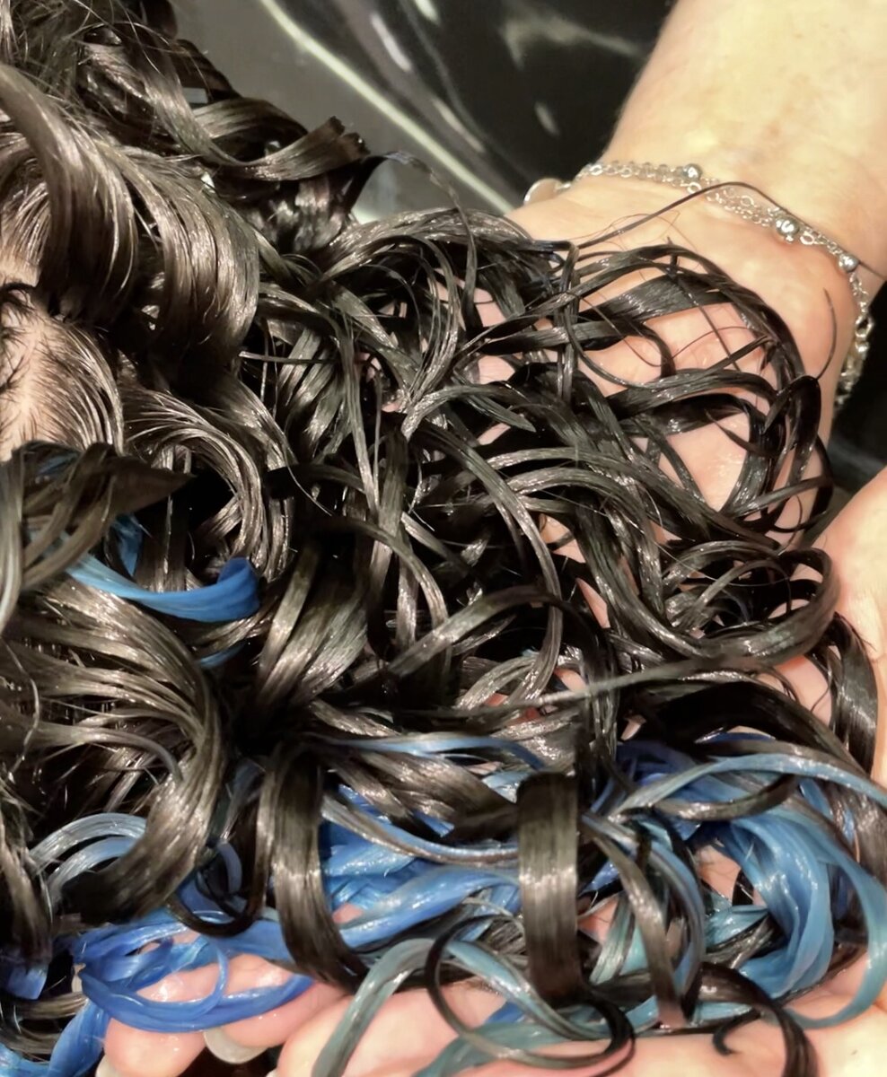 Так должны выглядеть качественно увлажненные кудри - они завиваются уже в дУше