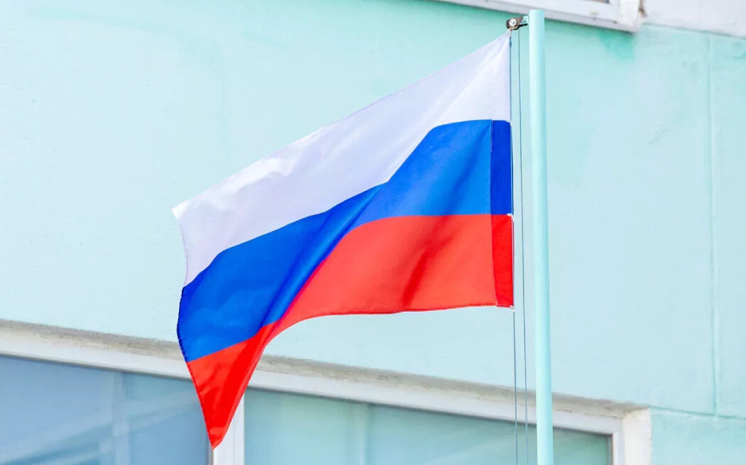 Поднятие государственного флага. Источник: tsn24.ru