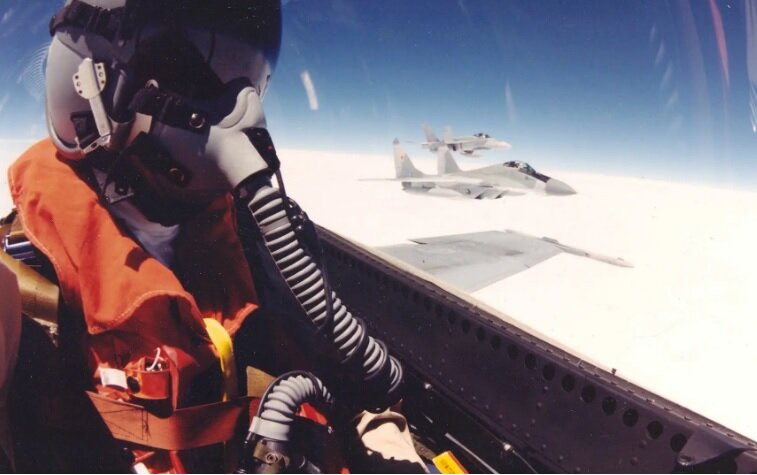 Вид из кабины CF-18 на смешанный строй CF-18 Hornet и МиГ-29