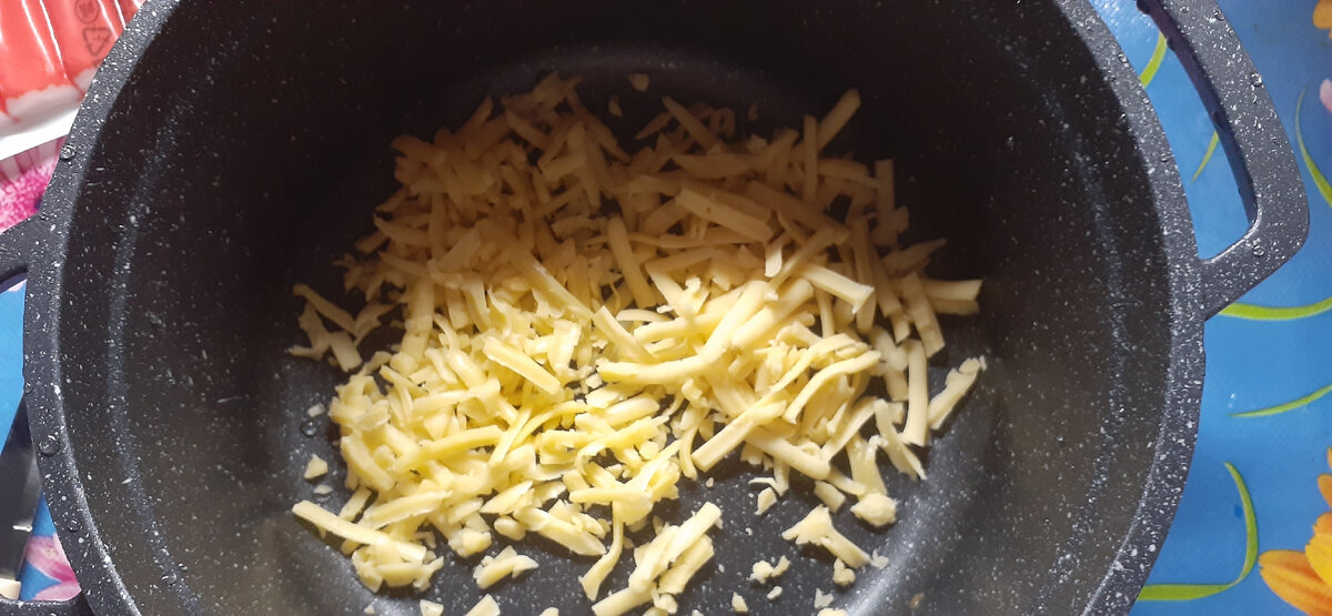 Можно сыр порезать кубиками или как Вам удобно)