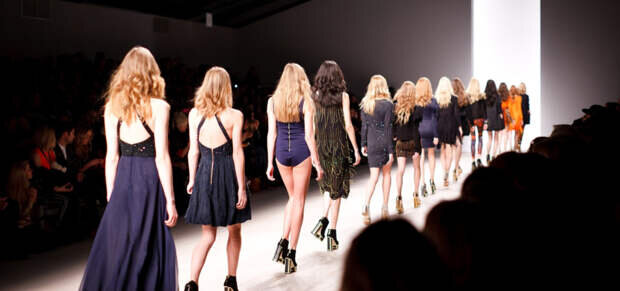 Конкуренция в большом городе была безумная. На одну идеальную красавицу из глубинки приходился десяток, ещё более красивых, идеальных          (ЯндексКартинки)