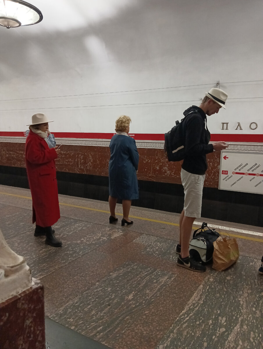 Фото автора, как ВСЕ ниже. В метро утром. 