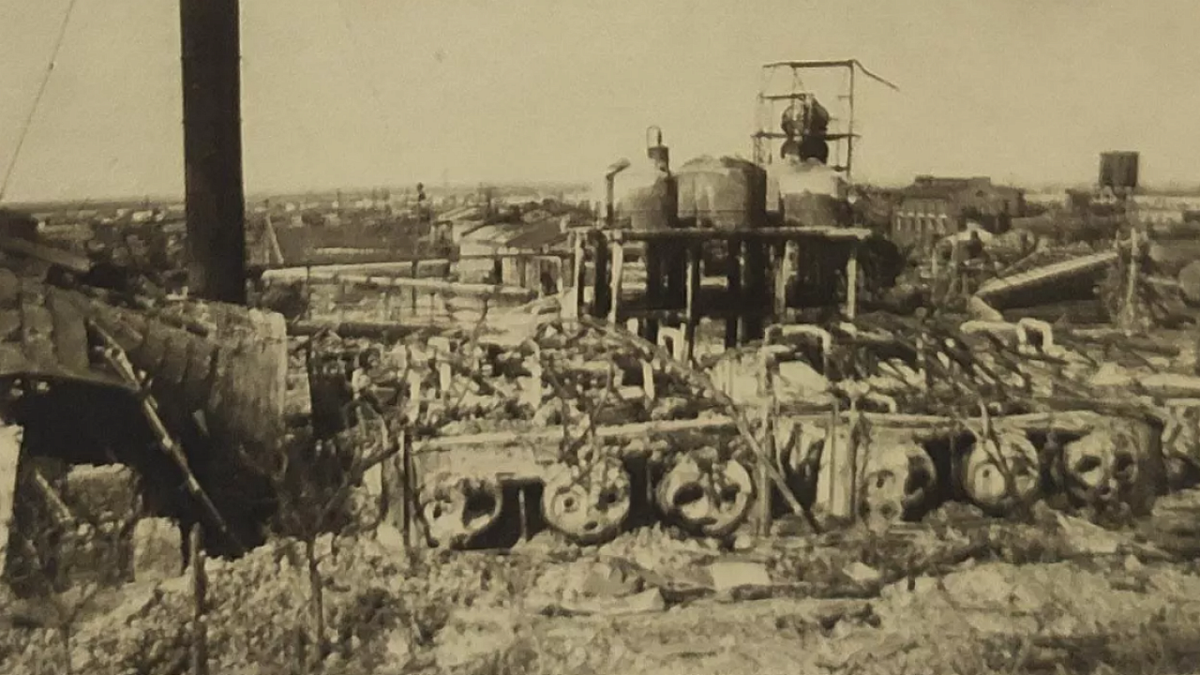    Нефтеперегонный завод в Краснодаре. Фото: книга о Великой Отечественной войне «Письма с фронта»