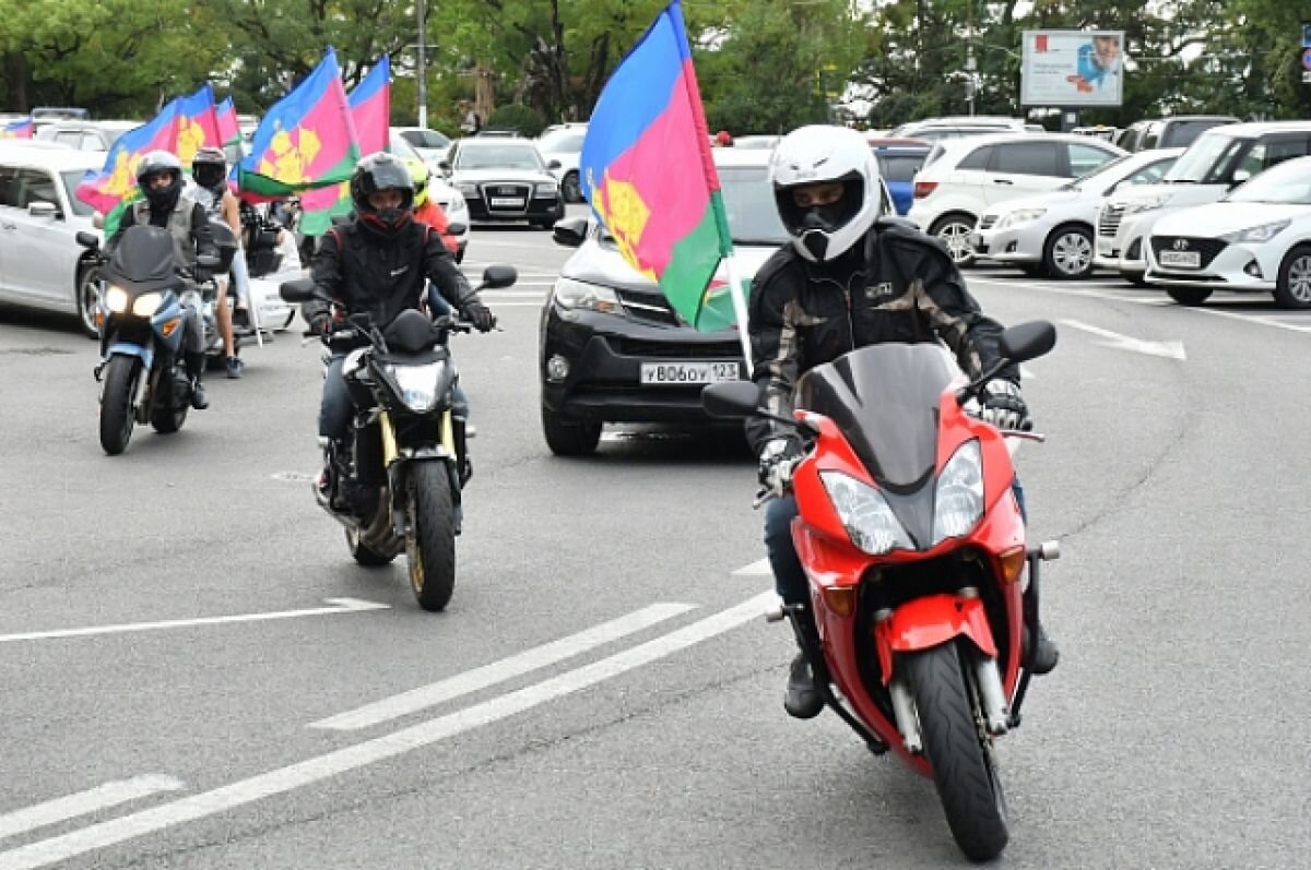    В Сочи в праздничном мотопробеге поучаствовали около 100 байкеров