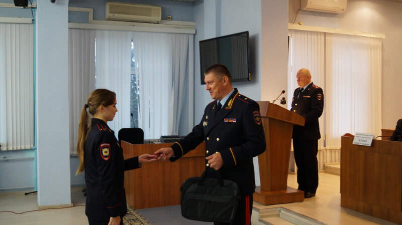В Твери 18 выпускникам вузов МВД РФ вручили служебные удостоверения