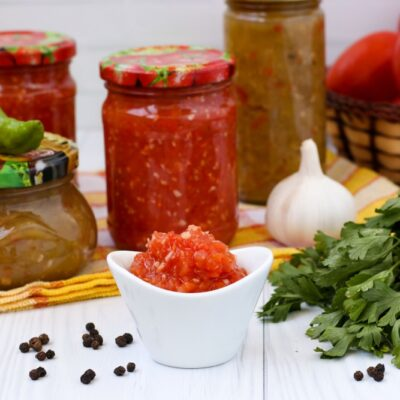 Помидоры - 1 кг Перец болгарский - 300 г
Чеснок - 3 головки Яблоки - 300 г   Соль - 2 ст л или по вкусу  Перец острый - 1 шт 