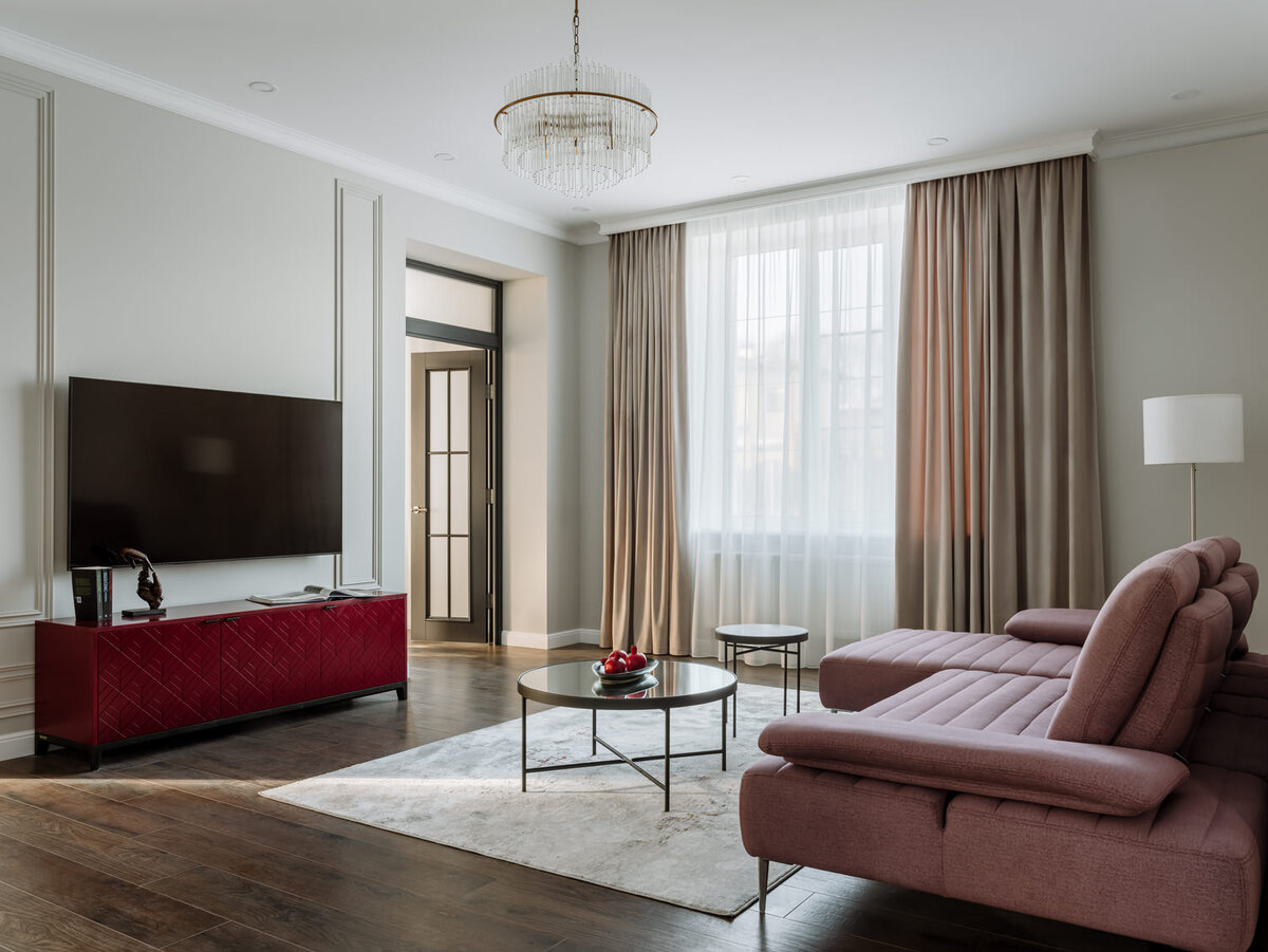 Гостиная в загородном доме по дизайну Натальи Тимошенко. Мебель изготовлена на заказ по эскизам дизайнера. Декор Barcelona Design, Zara Home. На полу инженерная доска Finex. Краска Little Green. Двери Porta Prima.