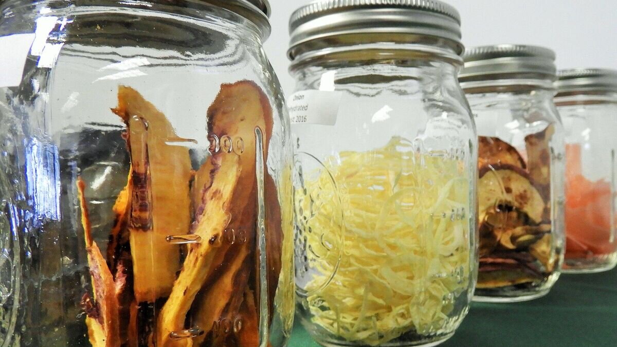    Сушеные яблоки и лукCC0 / Colorado State University Extension / Dried apples and onions in mason jars