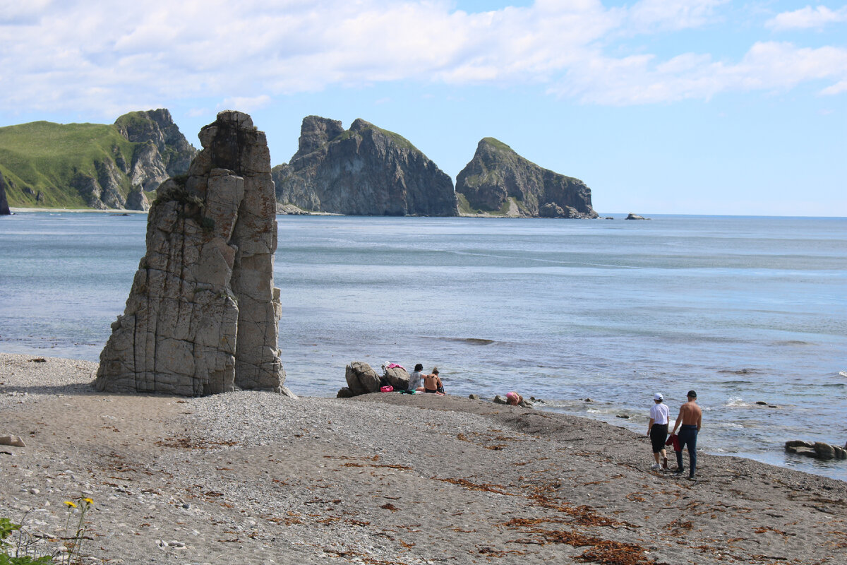 Небольшой кекурчик на фоне мыса Четырёх Скал.