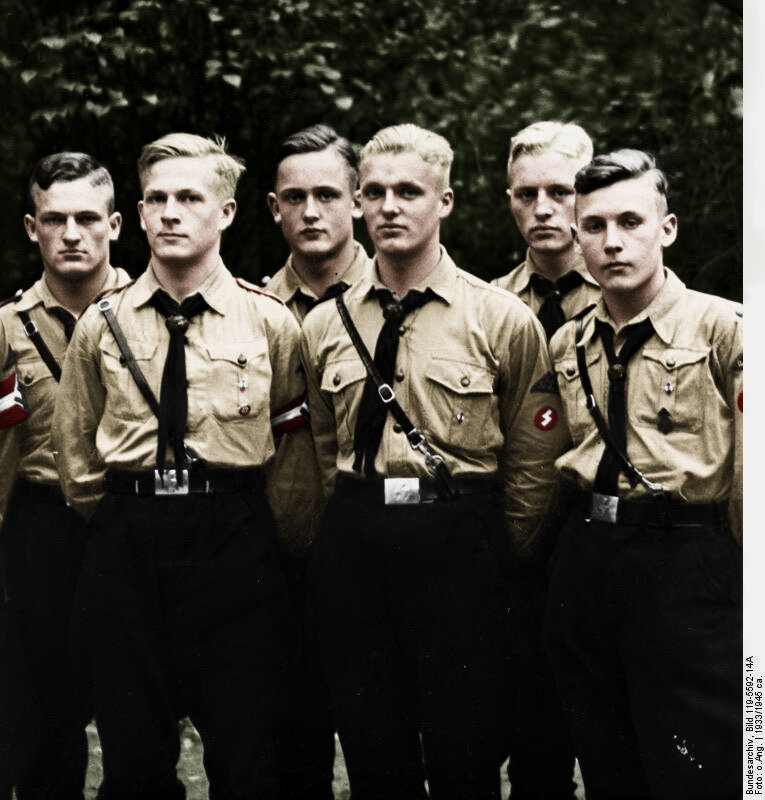 https://ru.m.wikipedia.org/wiki/%D0%A4%D0%B0%D0%B9%D0%BB:Bundesarchiv_Bild_119-5592-14A,_Gruppe_von_HJ-Jungen_Recolored.jpg - источник фото