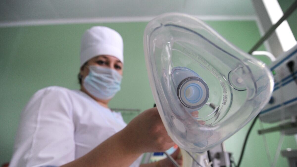    Медицинская сестра держит кислородную маску © РИА Новости / Алексей Сухоруков