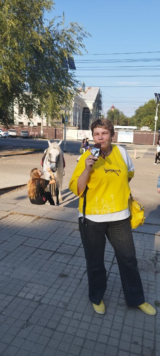 Сзади меня - бывший кинотеатр "Победа". Тоже реконструируют-реконструируют...