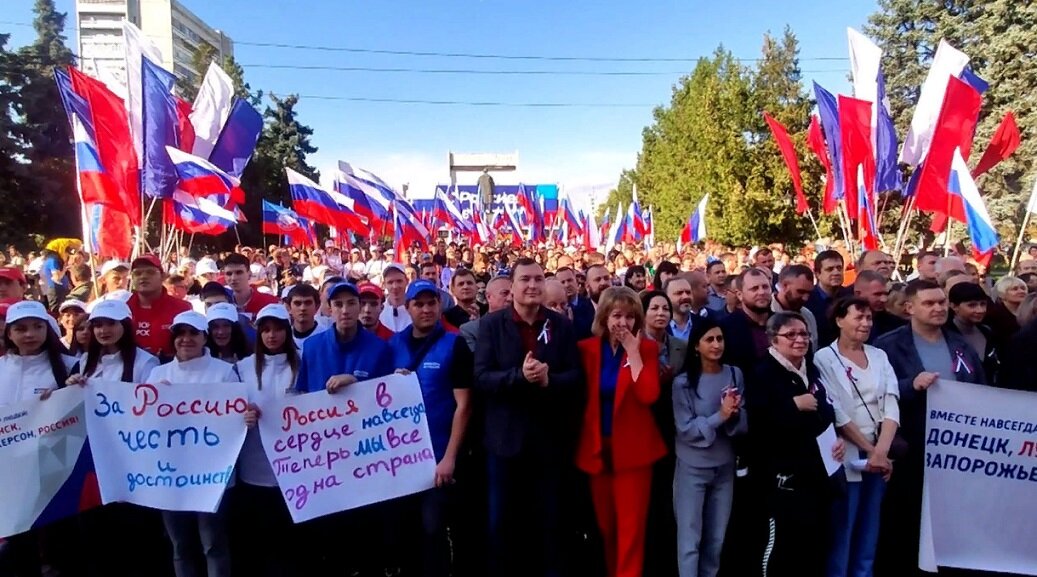 Несомненно, что стремление граждан, участвующих в референдумах, стать частью России было искренним. 