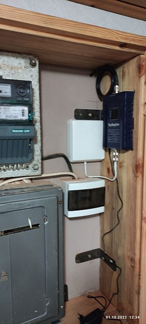 Репитер усиливает сигнал от внешней антенны и передает его на внутренние.  