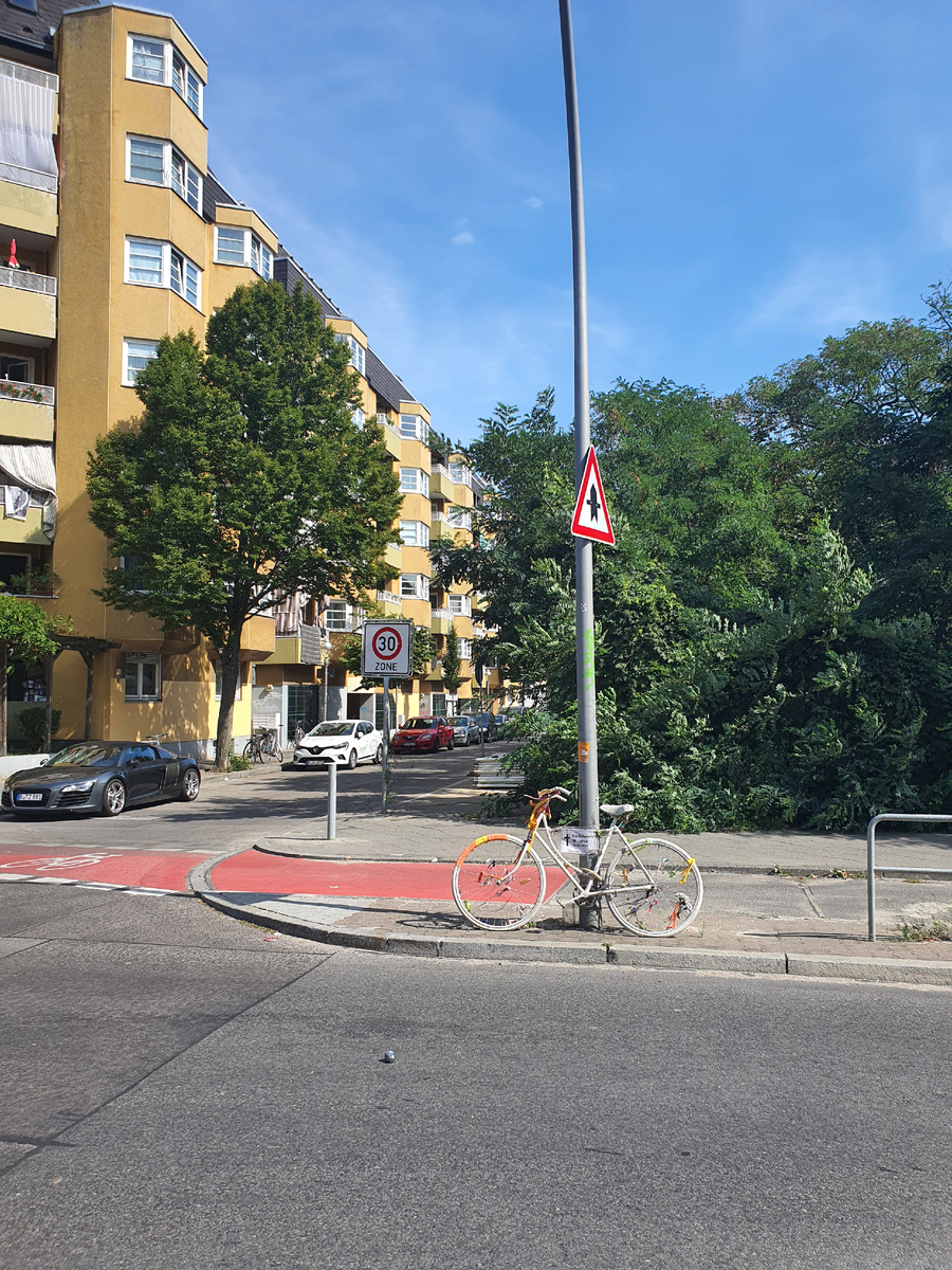 "Велосипедистка. 56 лет. 18.03.2021 года" (написано на табличке)