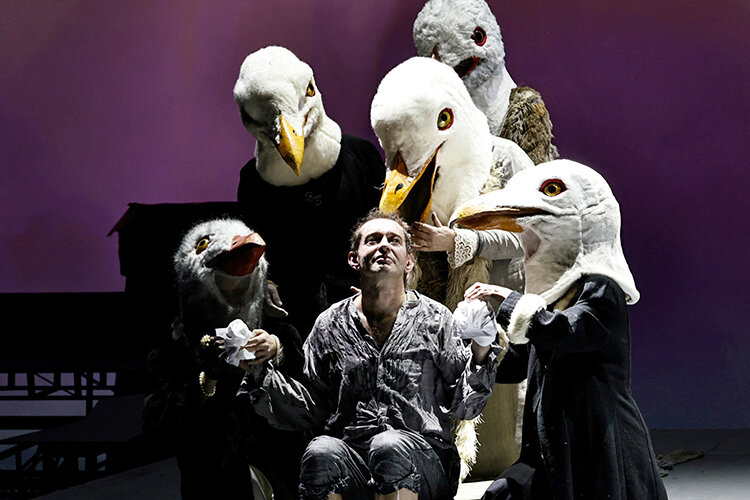    Основанный еще в конце XIX века Станиславским и Немировичем-Данченко, МХТ — это традиционно россыпь актерских и режиссерских звезд, а также резонансных постановок