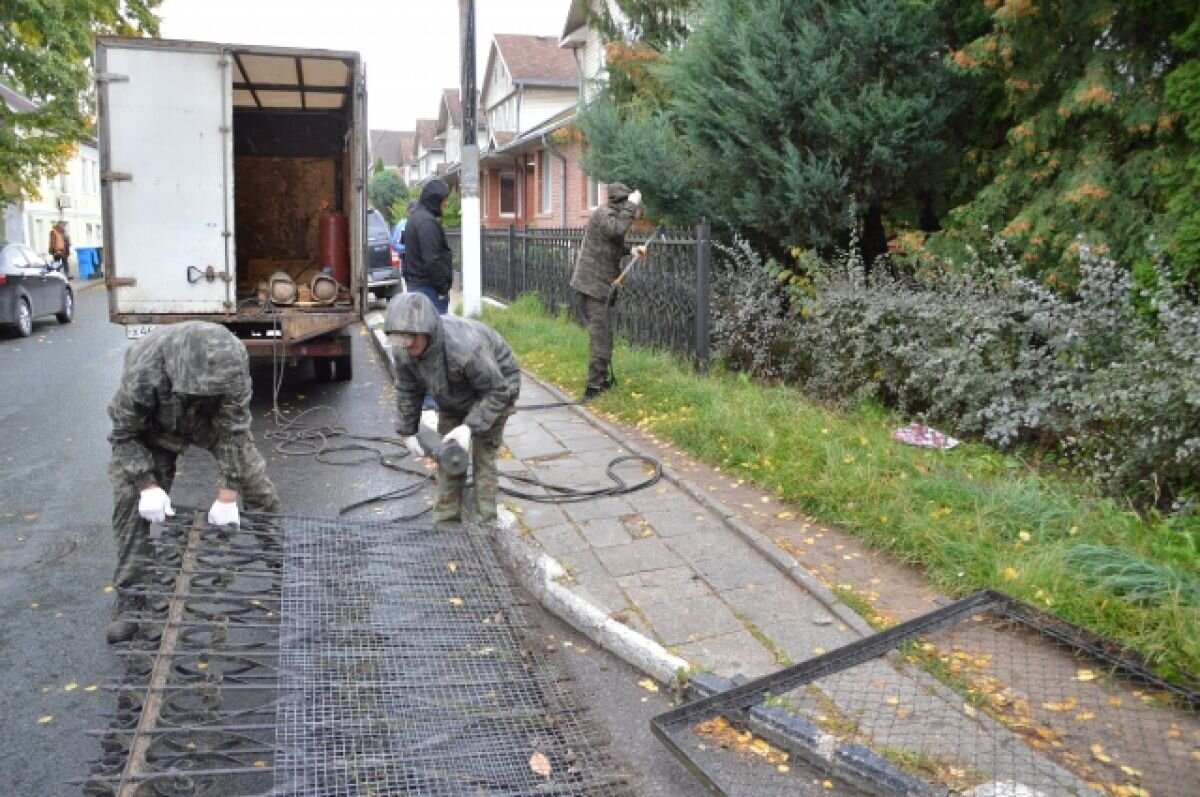    Несносный забор. В центре Твери убирают ограждения возле элитных домов