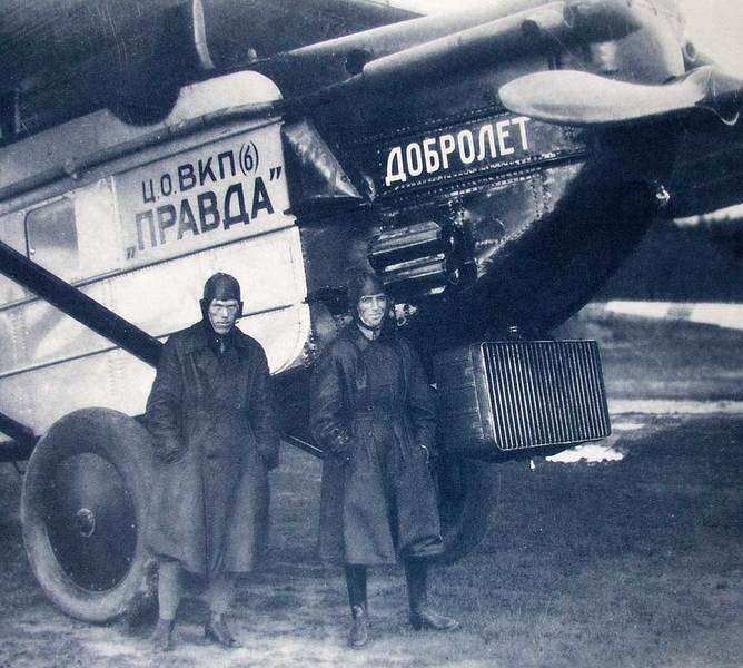 Самолёт «Добролёта» и его пилоты. Источник: pinterest.ru

