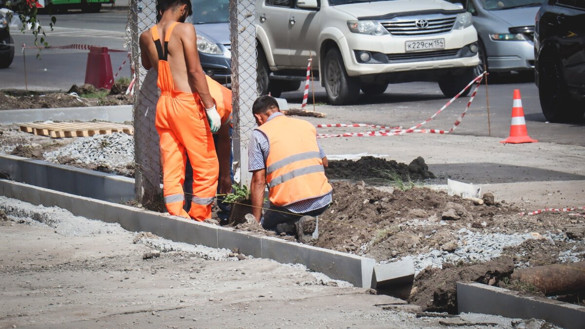     В Ростове-на-Дону коммунальщикам запретили вскрывать асфальт без получения разрешения департамента автодорог, сообщили в мэрии.
