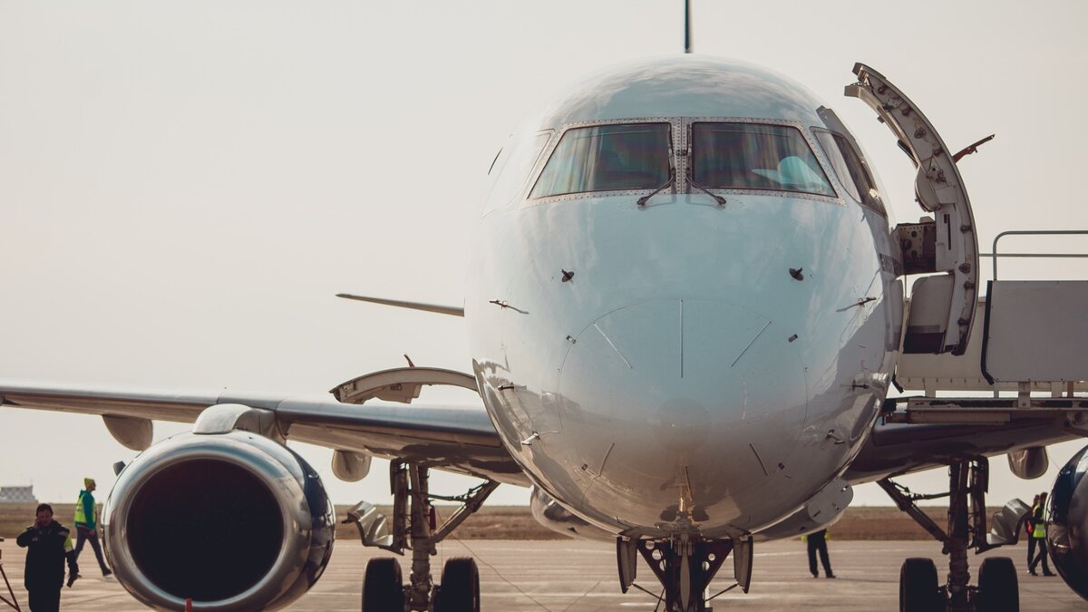     Мужчина летел на самолете из Москвы в Омск. Окончание полета он завершил кражей.