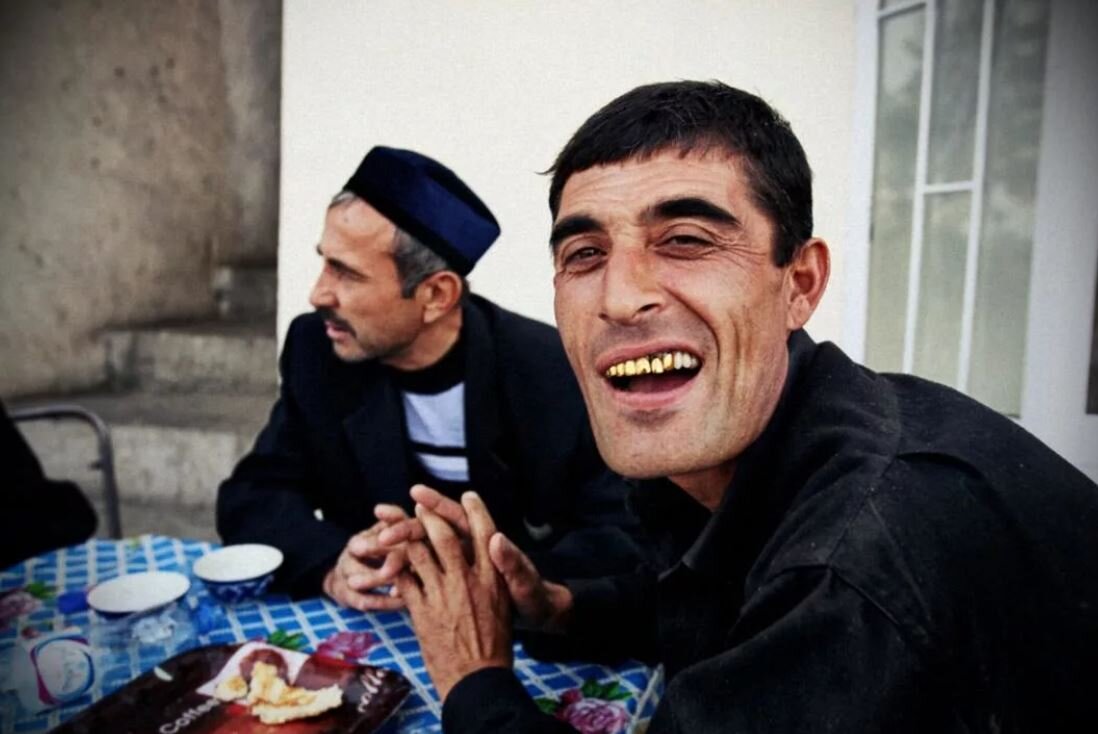 Узбекскую веселую. Смешной узбек с золотыми зубами.