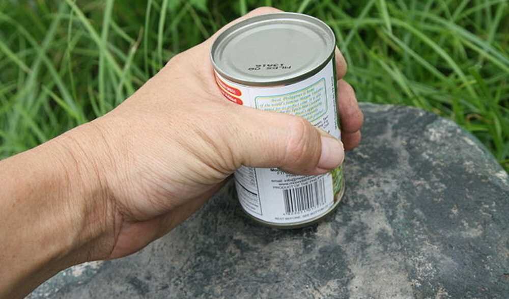 Консервы с открывалкой на крышке. Консервная банка. Как открыть консервированную банку. Открывашка для консервов. Как открыть консервированную банку.