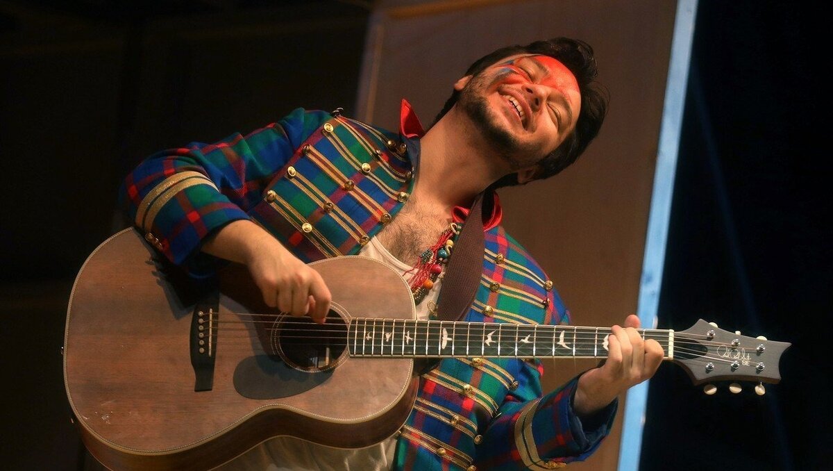     Он был очень хорошим мальчиком. Очень добрым и старательным, а главное — послушным. И его мама была счастлива. А потом в один прекрасный день он взял — и сбежал из дома. Поселился один, девица какая-то нарисовалась. А мама волнуется!