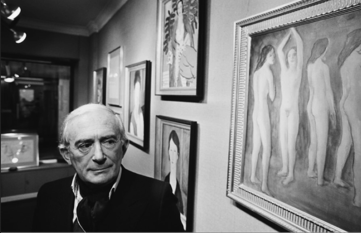 Элмир де Хори на фоне своих картин. Фото из открытого источника в Яндексе