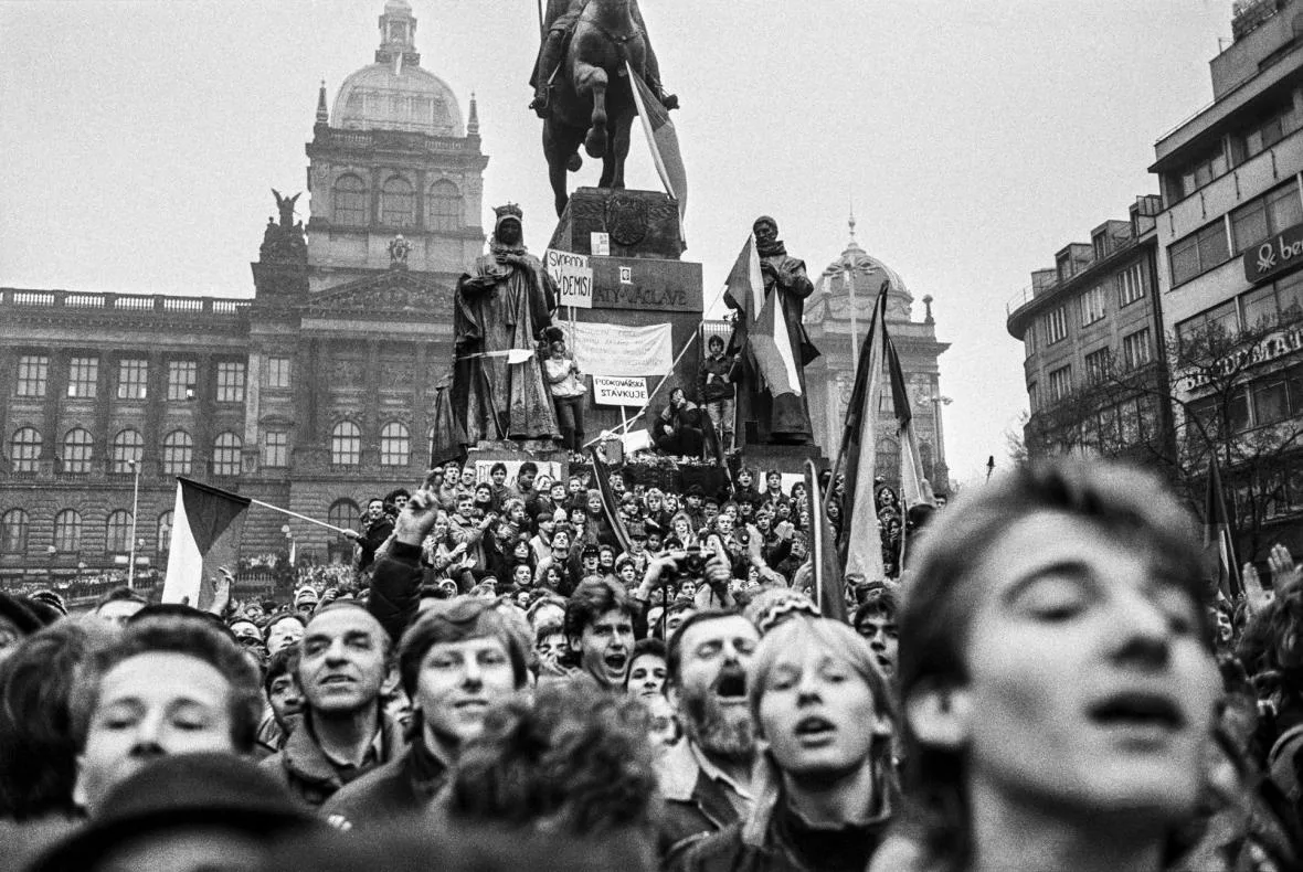 Бархатная революция произошла. Бархатные революции 1989. Революция в Чехии 1989. Бархатная революция. Чехословакия. 1989 Год. Революция в Чехословакии 1989.