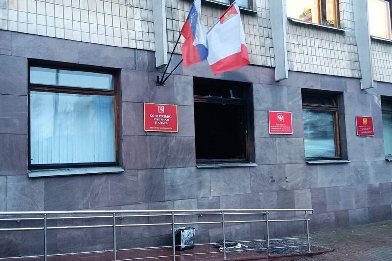    Происшествие случилось сегодня около шести часов утра. Загорелось одно из помещений на первом этаже здания Заксобрания в Вологде.