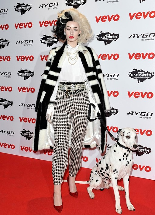 Игги Азалия в образе Круэллы. Даже далматинца привела!