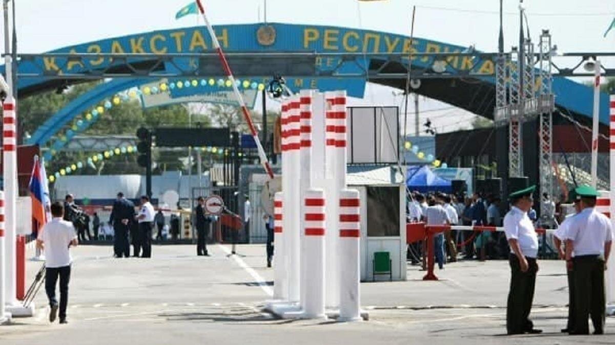   Люди стоят у пункта пропуска:facebook.com/toshvilhokimiyat