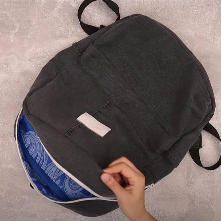 Видео: процесс создания рюкзака из старых джинсов